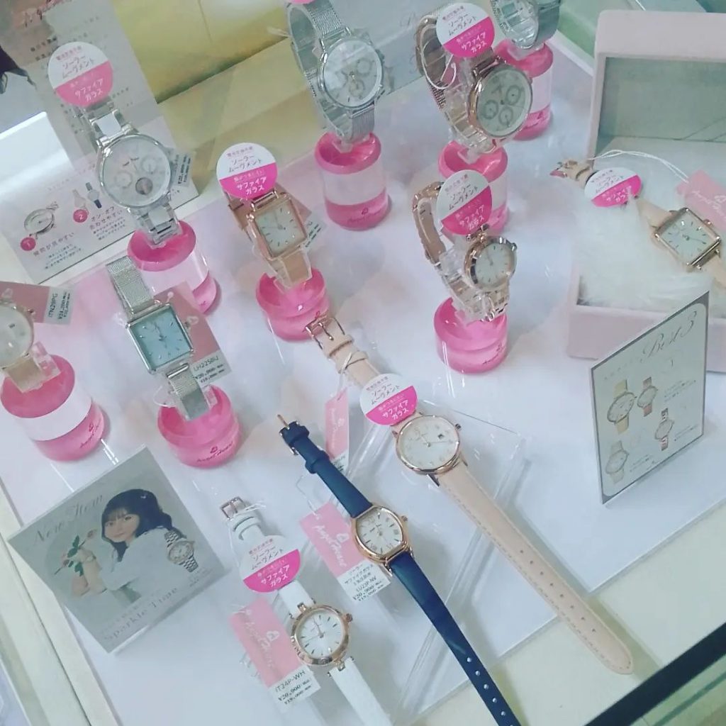 三浦時計店インスタはじめましたよろしくお願いします️橋本環奈さんがイメージキャラクターを務める大人気ブランド「エンジェルハート」AngelHeart の取り扱いを始めましたとても可愛らしい女性用腕時計で、価格も2万円前後とお求めやすくなっていてプレゼントにピッタリです