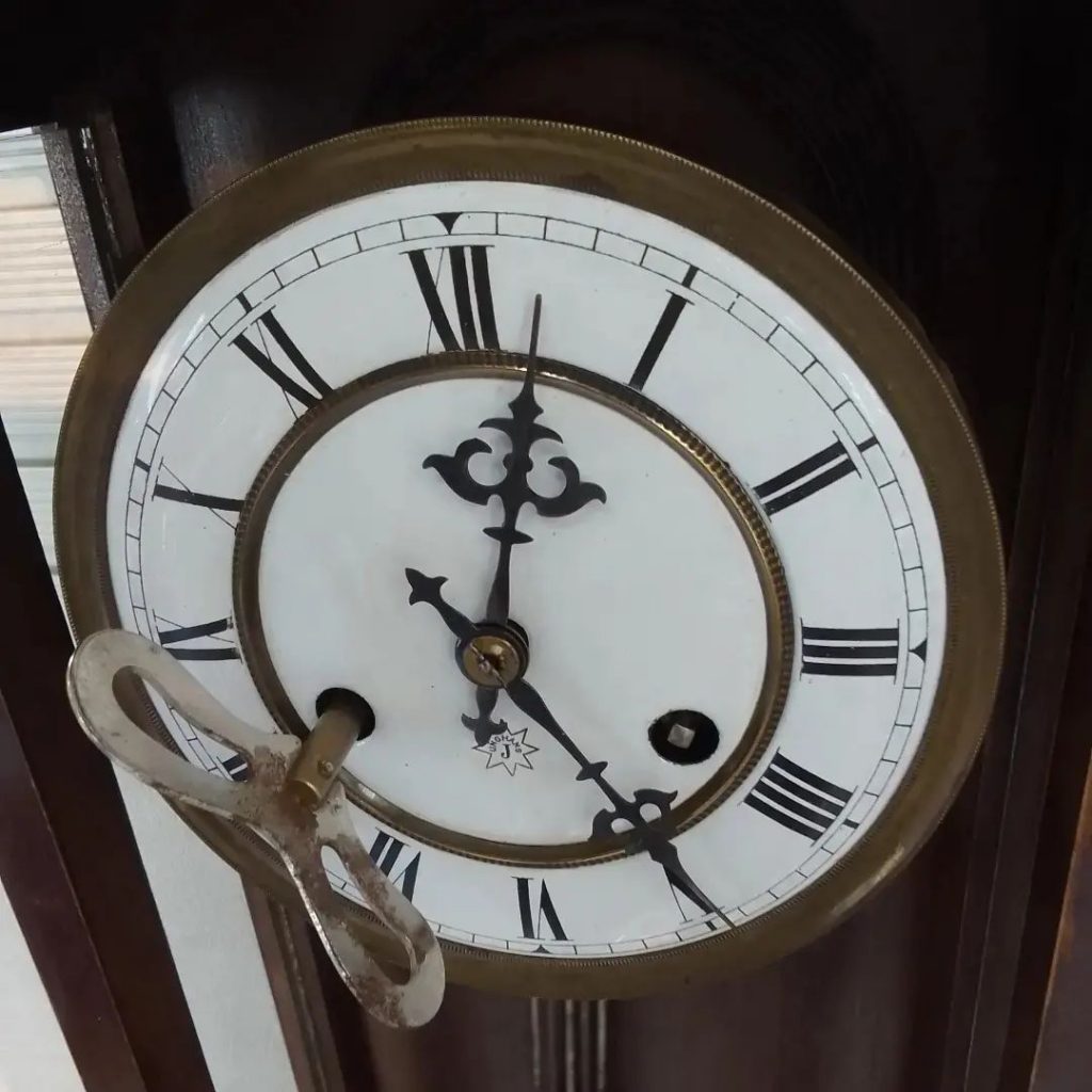 珍しいゼンマイ式アンティーク掛時計の修理依頼品です?️ドイツのユンハンス社製でおそらく明治後期から昭和初期に製造されたものです八戸市のお客様からのご依頼品でお父様が生前使われていたものをなんとか動かしたいということでお預かりしました。